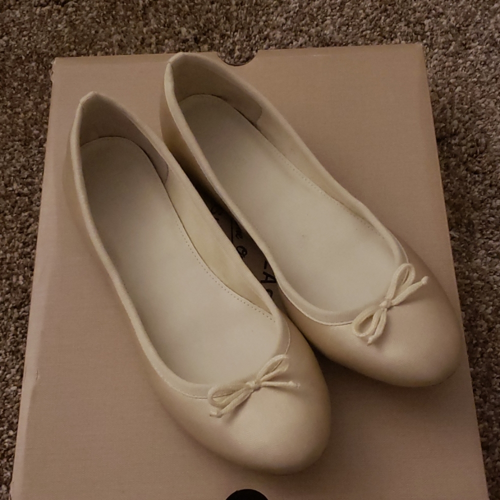 Flats  very soft neautral  slight shimmer color